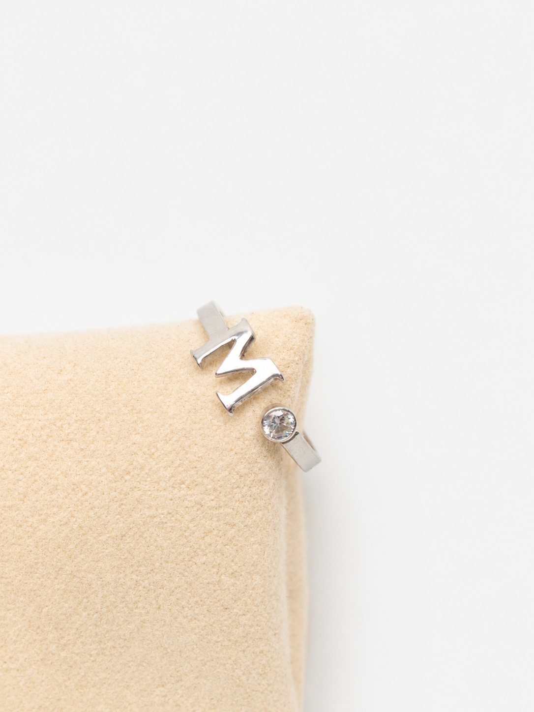 Atelier Initial Solitaire Ring, 14K zlato