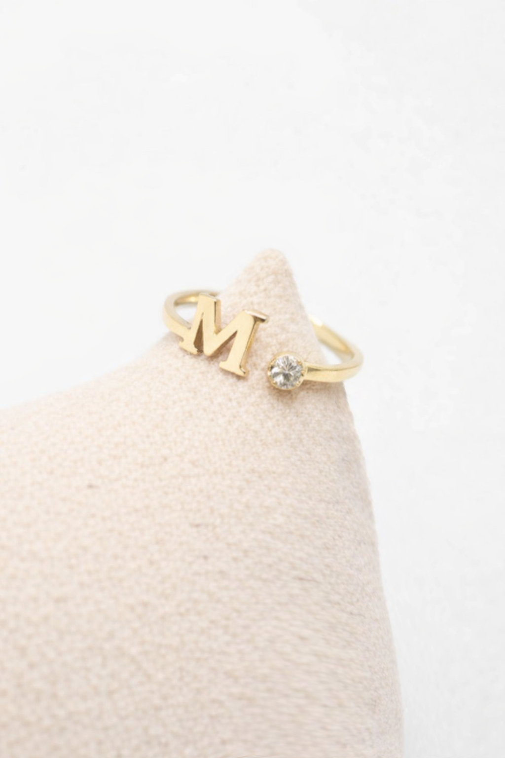 Atelier Initial Solitaire Ring, 14K zlato