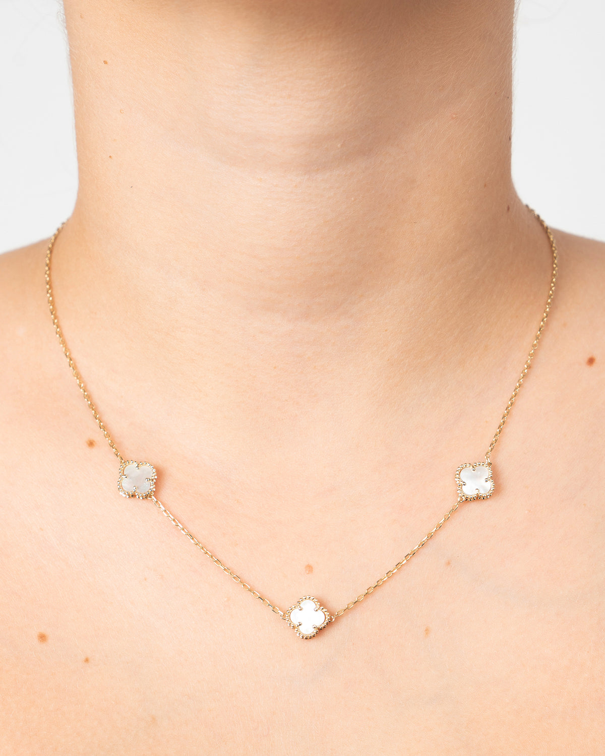 Náhrdelník Aurora Clover biely malý trio, 14K zlato