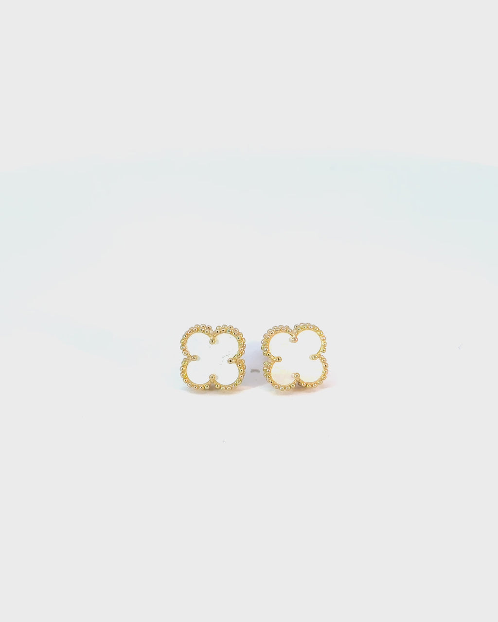 Napichovacie náušnice Aurora Clover biele stredné, 14K zlato