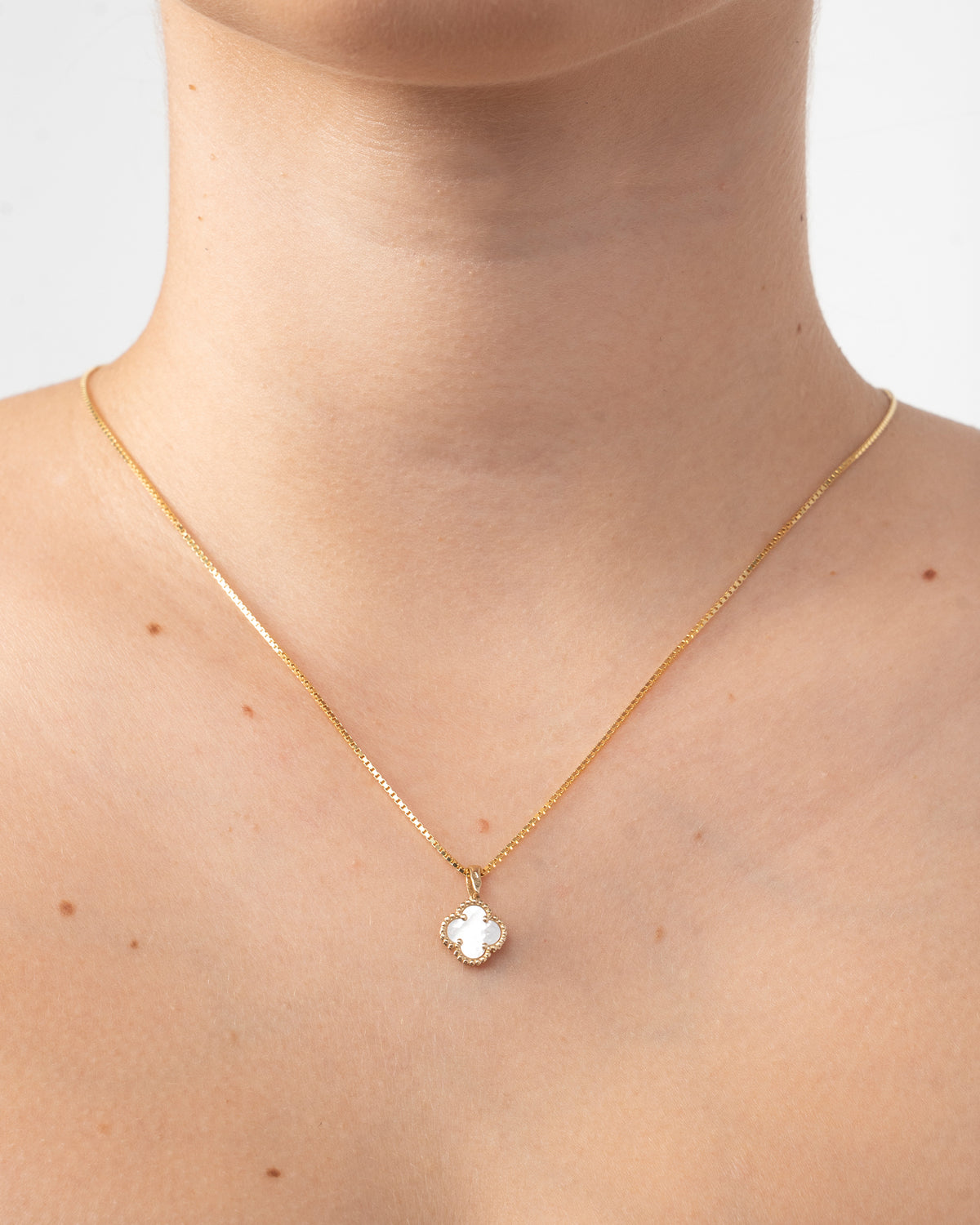 Prívesok Aurora Clover biely malý, 14K zlato