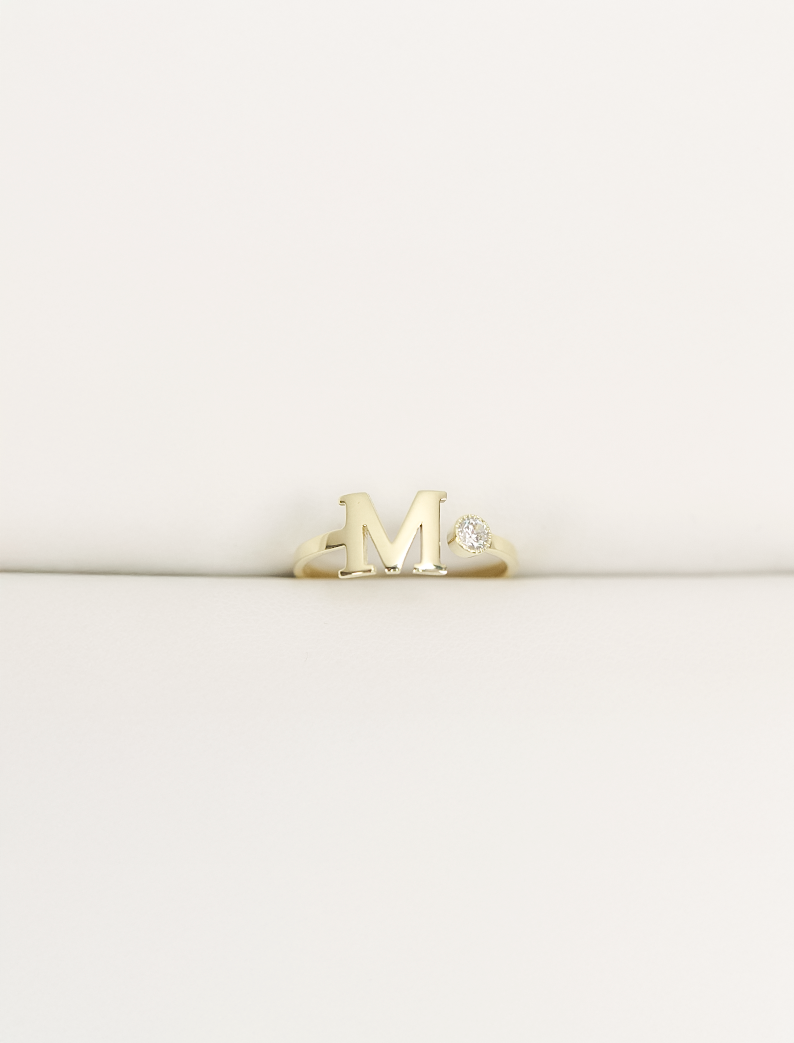 Atelier Initial Solitaire Ring, 14K zlato