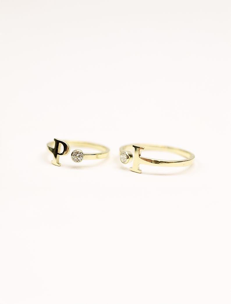 Atelier Initial Solitaire Ring, 14K zlato